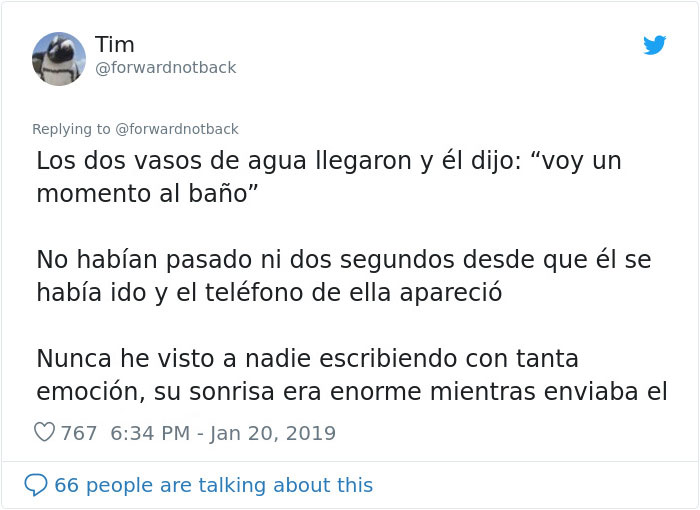 Un chico presencia cómo un hombre joven tiene problemas para pagar en una cita en un restaurante de lujo y cómo el camarero le ‘salva’