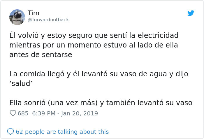Un chico presencia cómo un hombre joven tiene problemas para pagar en una cita en un restaurante de lujo y cómo el camarero le ‘salva’