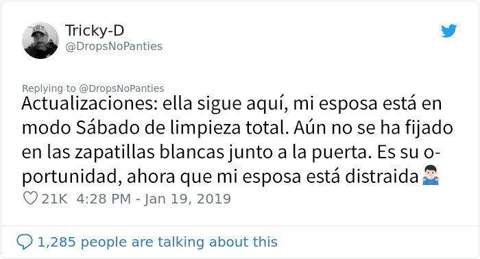 Este hombre descubre que su hijastro pasó la noche con una chica en casa, y está deseando ver cómo salen de ahí por la mañana