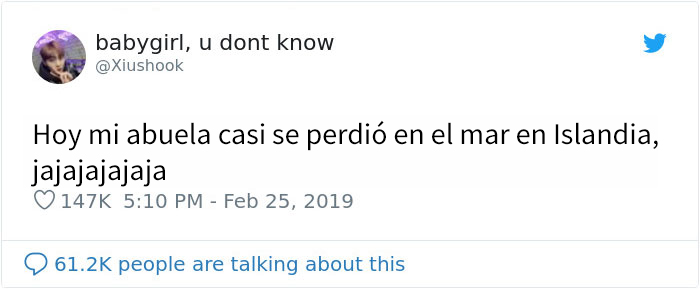 Esta abuela se sube a un iceberg para hacerse fotos y luego se va tranquilamente flotando a la deriva hacia mar abierto