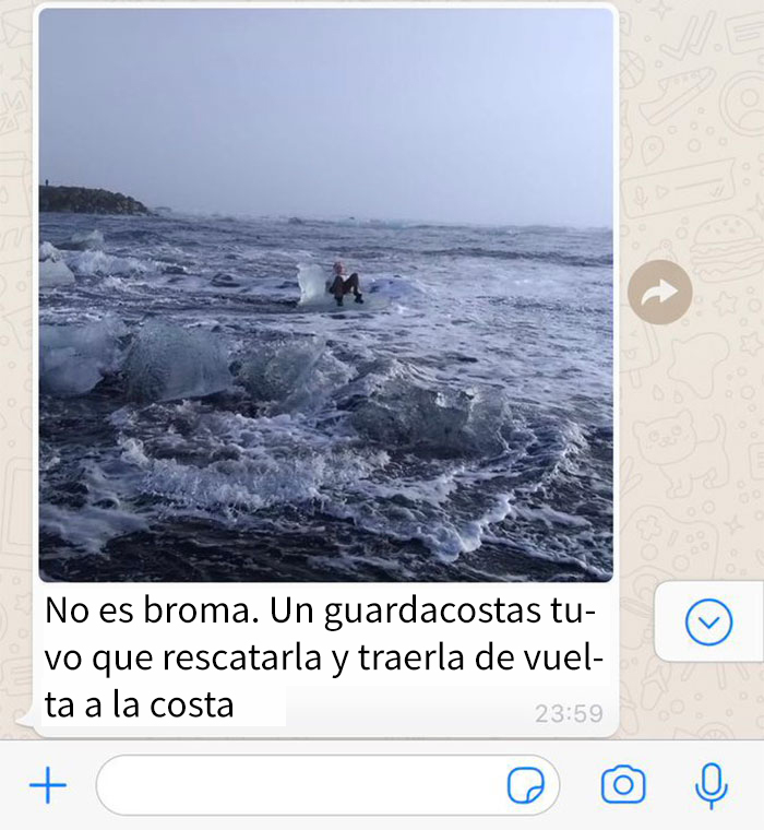 Esta abuela se sube a un iceberg para hacerse fotos y luego se va tranquilamente flotando a la deriva hacia mar abierto