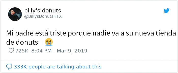 Este hijo compartió una foto de su padre triste porque nadie iba a su nueva tienda de donuts, pero se volvió viral y la gente acudió en masa
