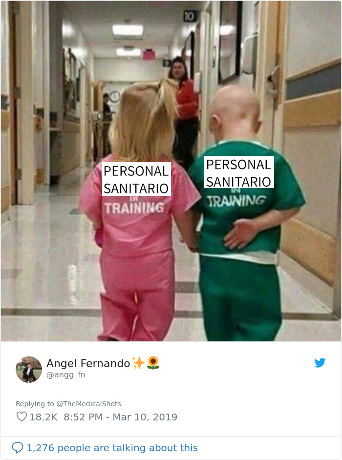 Reacciones a una foto "sexista" de un niño y una niña con ropa de doctor y enfermera