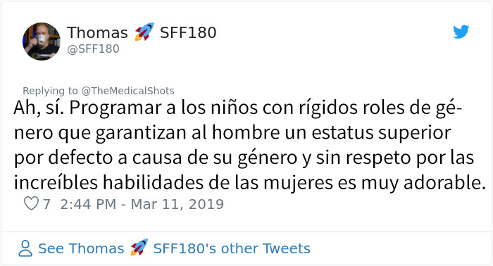 Reacciones a una foto "sexista" de un niño y una niña con ropa de doctor y enfermera