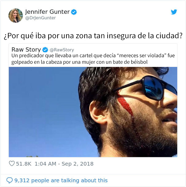 Un predicador con un cartel que decía "Mereces ser violada" fue golpeado con un bate, y los comentarios son geniales