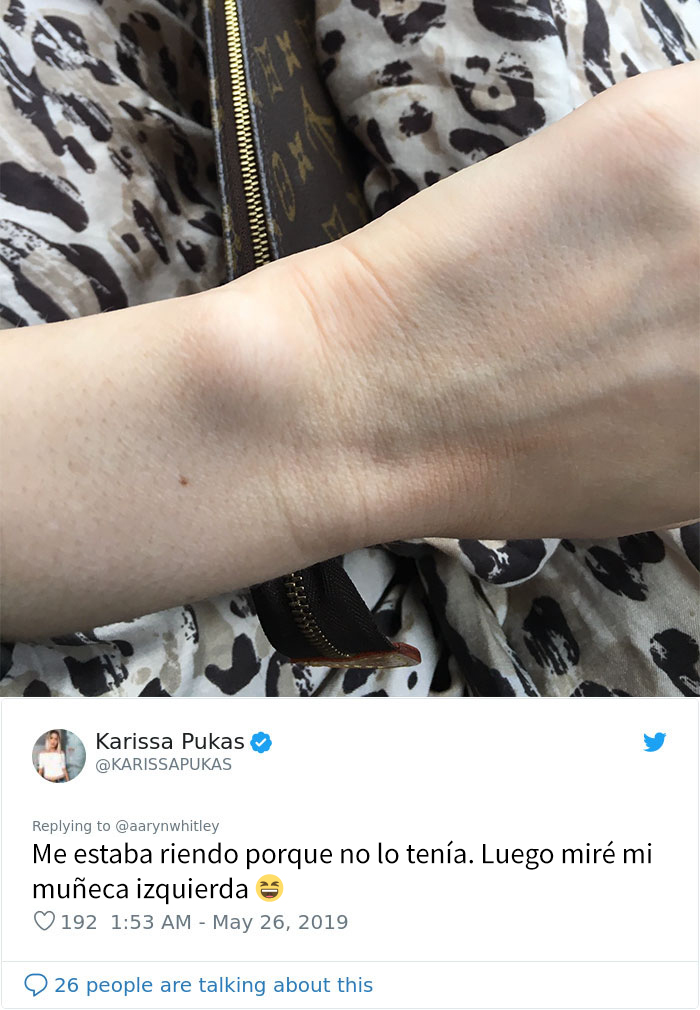Alguien afirma que todas las mujeres tienen una peca en mitad de la muñeca, y la gente comienza a alucinar