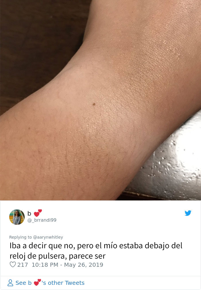 Alguien afirma que todas las mujeres tienen una peca en mitad de la muñeca, y la gente comienza a alucinar
