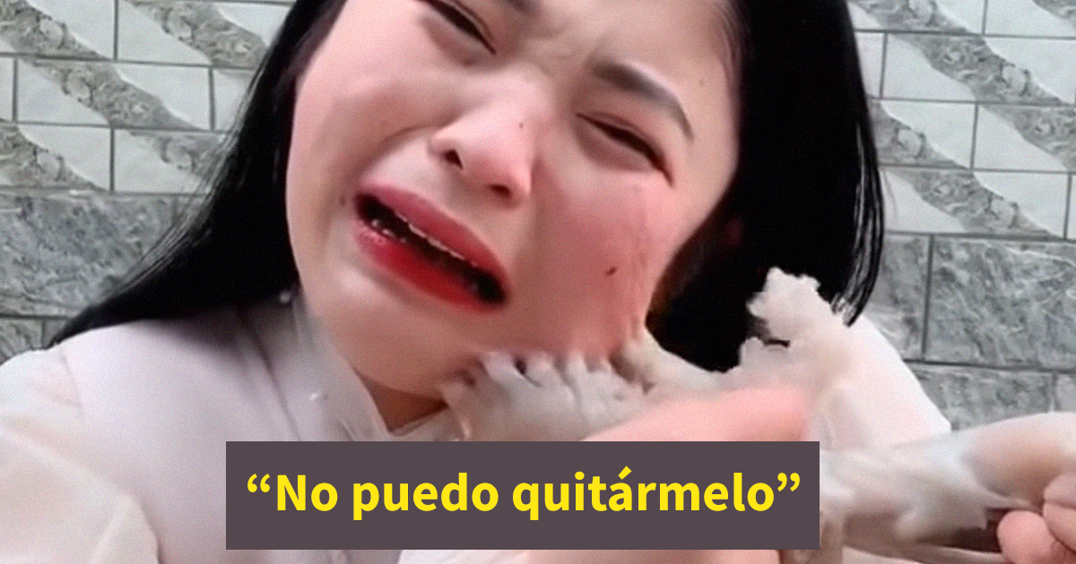 Mujer llorando mientras un pulpo la ataca con sus tentu00e1culos en la cara, mostrando dolor y desesperaciu00f3n.
