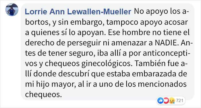 Este hombre hace fotos a las matrículas de los coches que van a Planificación Familiar para luego ir a sus casas y "educar" a las mujeres