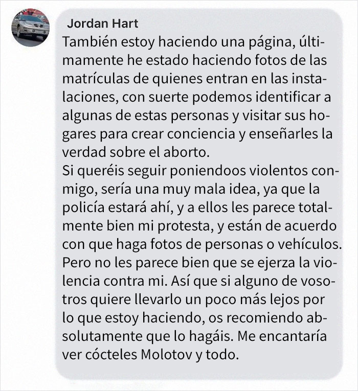 Este hombre hace fotos a las matrículas de los coches que van a Planificación Familiar para luego ir a sus casas y "educar" a las mujeres