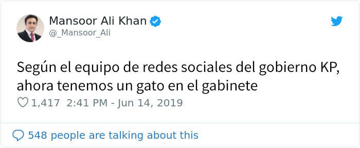 El gobierno de Pakistán enciende accidentalmente el filtro de gato durante una rueda de prensa en vivo por Facebook, y todos se ríen