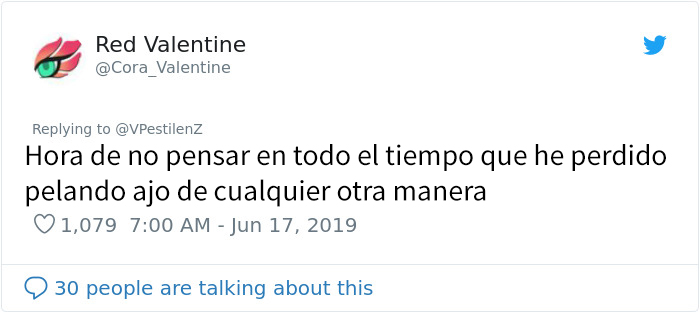 Se vuelve viral el truco de esta mujer para pelar ajo, y la gente lamenta el tiempo perdido haciéndolo mal