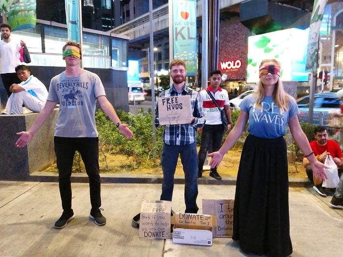 Viajeros Ofreciendo Abrazos Por Dinero En Una De Las Áreas Más Transitadas Del Distrito Comercial De Kuala Lumpur