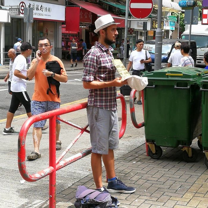 Este Barrio Obrero Ha Sido Especialmente Maltratado Por El Tifón, Pero Aquí Está Este Hombre Pidiendo Dinero Para Sus Viajes Por Asia
