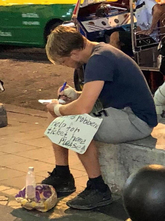 Afirma Que Le Han Robado Y Que Necesita Dinero Para Volver A Casa, Pero No Contacta Con Su Embajada