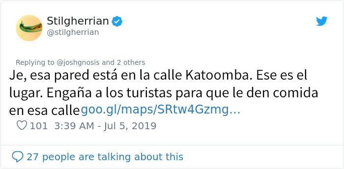 Esta cacatúa enfadada arrancó unos pinchos anti-pájaros y los tiró al suelo
