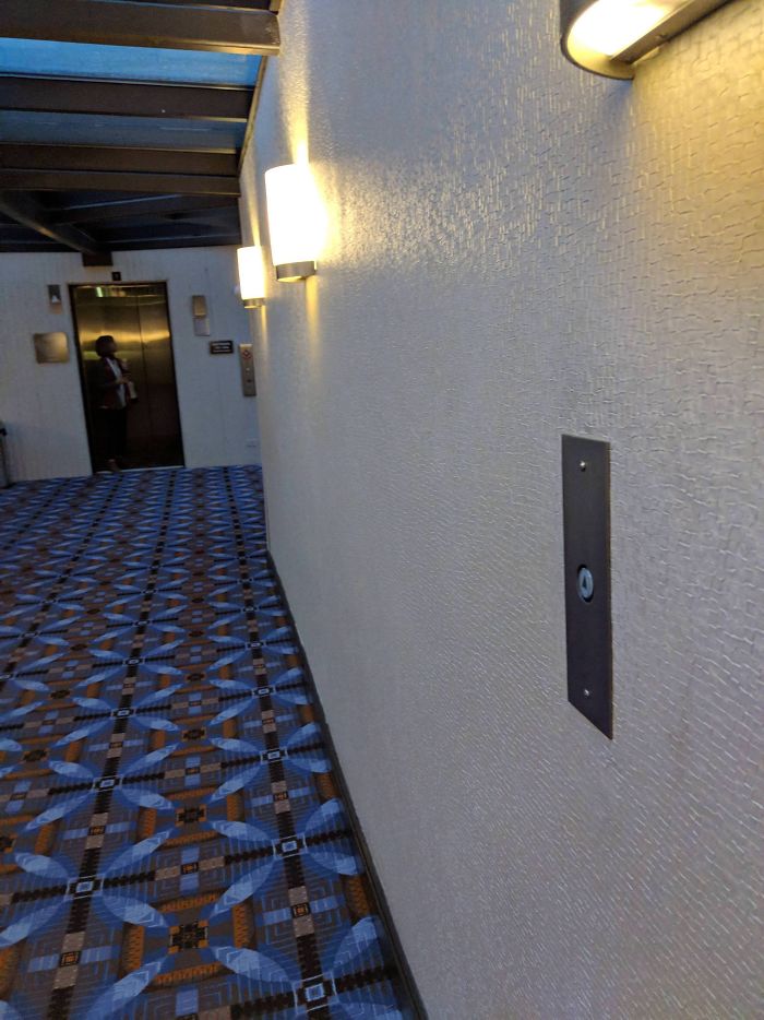 Este Hotel Tiene El Botón Del Ascensor En El Pasillo, Para Que Cuando Llegues Te Esté Esperando El Ascensor