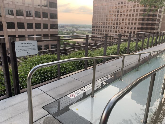Este Hotel En Austin, Texas, Facilita A Los Discapacitados El Acceder A La Piscina