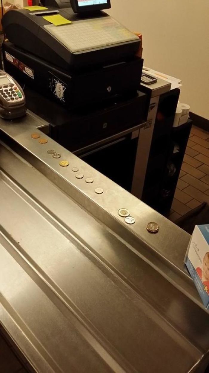 No Hay Cajeras, Así Que La Gente Ha Dejado El Dinero Del Café En El Mostrador... Solo En Canadá
