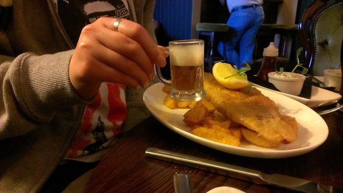El Pescado Con Patatas Viene Con Una Cerveza Gratis...