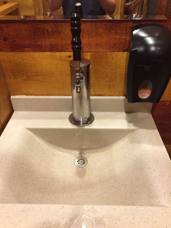 El Lavabo Del Baño De Este Pub Es Un Grifo De Cerveza