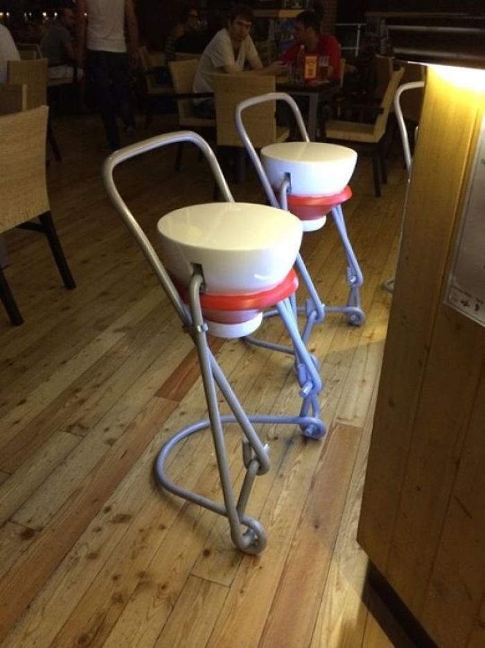 Taburetes En Un Pub Italiano