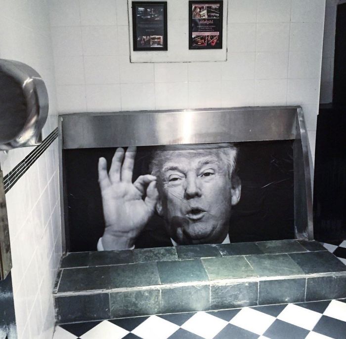 Urinario En Un Pub De Irlanda