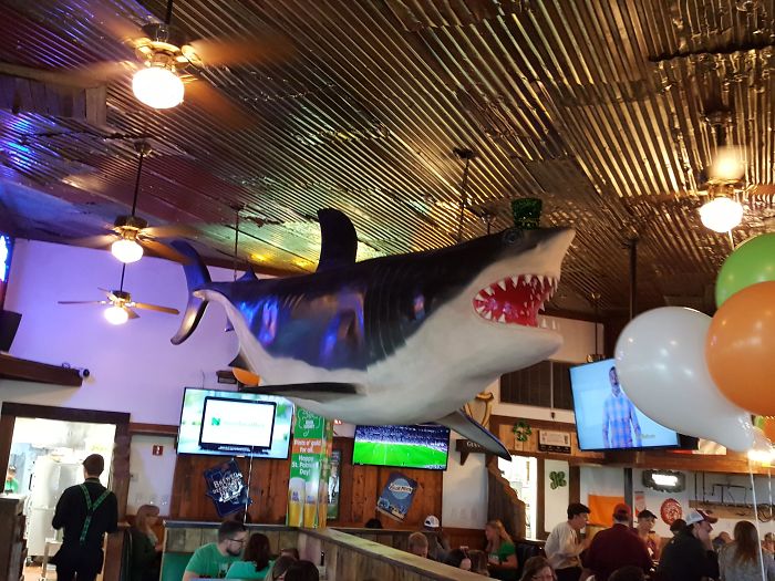 Esto Solía Ser Un Restaurante De Pescado Y Marisco, Ahora Es Un Restaurante Irlandés, Y En Vez De Quitar El Tiburón Le Han Puesto Un Gorro De Leprechaun