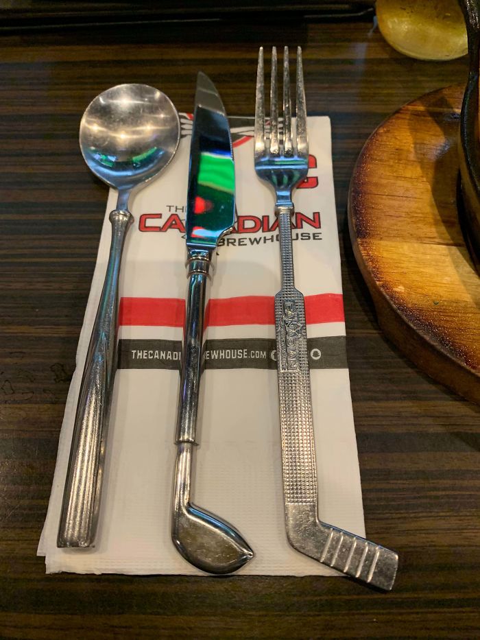 En Este Bar Deportivo, Los Cubiertos Son Diferentes Equipamientos Deportivos: La Cuchara Un Bate De Béisbol, Los Cuchillos Palos De Golf Y Los Tenedores Palos De Hockey