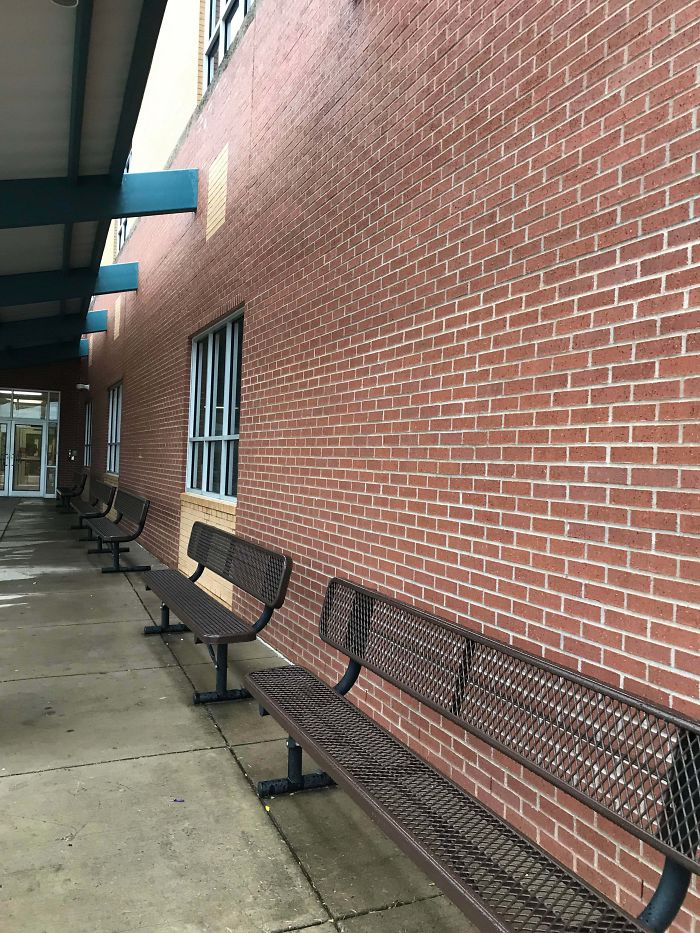 El Techo Justo No Tapa Los Bancos Y Te Mojas Si Llueve