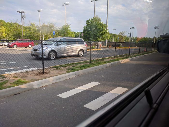 Decidieron Separar El Parking De La Escuela Con Una Valla, Y De Paso Bloquear El Paso De Cebra
