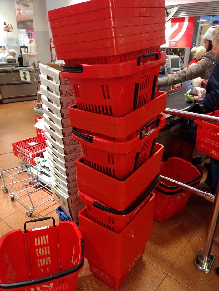 Los Clientes Dejando Los Cestos Así