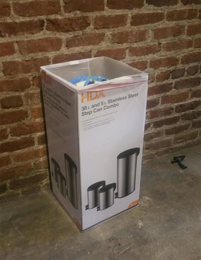 La Papelera En Este Bar Es La Caja De Una Papelera
