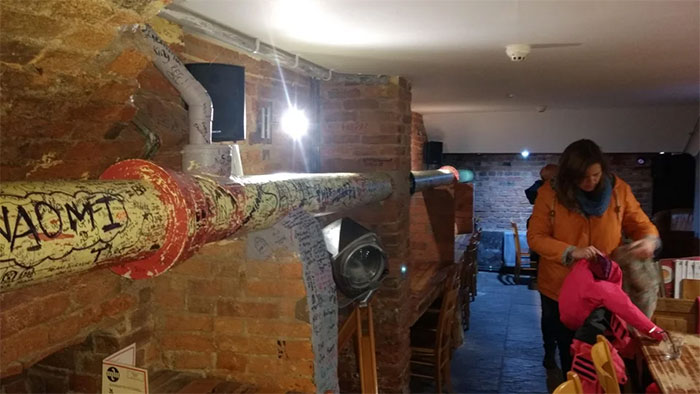 Una Tubería De Alcantarillado Pasa Por El Restaurante, Se Oye Cada Dos Minutos La Caca Pasando