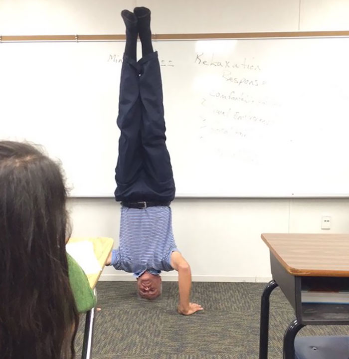 Profesor De Física Enseñando Una Lección Sobre Gravedad