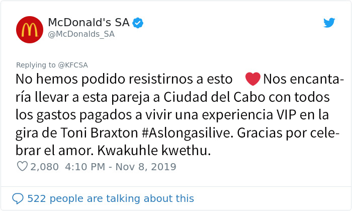 Esta periodista intentó avergonzar a un hombre por pedir matrimonio en el KFC, pero las grandes compañías ofrecieron financiar la boda como respuesta