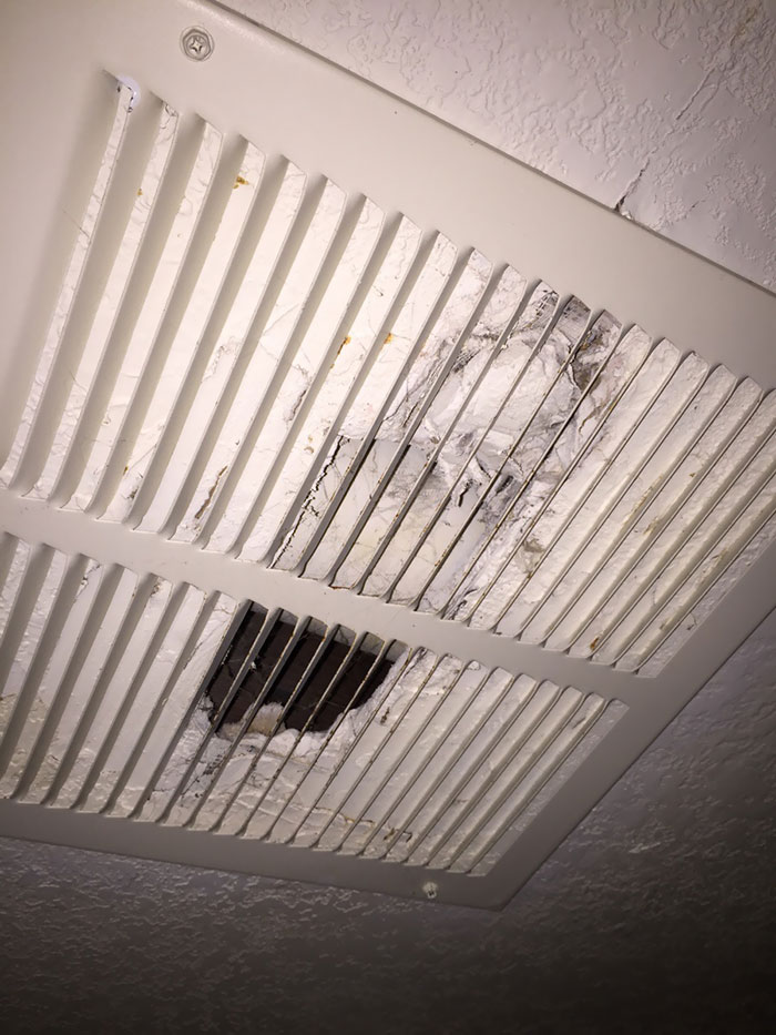 El Casero Tapa Los Agujeros Que Hicieron Los Antiguos Inquilinos Con Falsas Rejillas De Ventilación