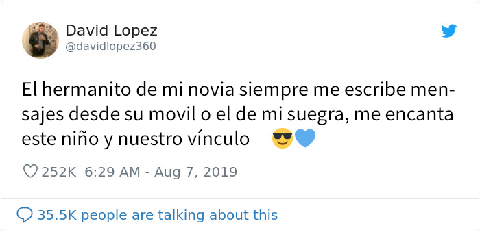 Este hermanito escribe al novio de su hermana desde el móvil de ella y los adorables mensajes se vuelven virales