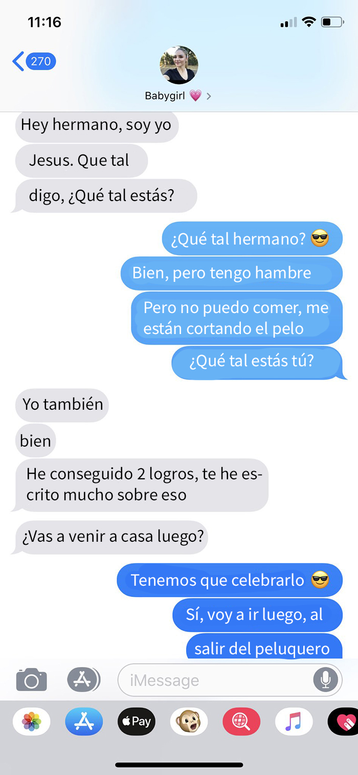 Este hermanito escribe al novio de su hermana desde el móvil de ella y los adorables mensajes se vuelven virales