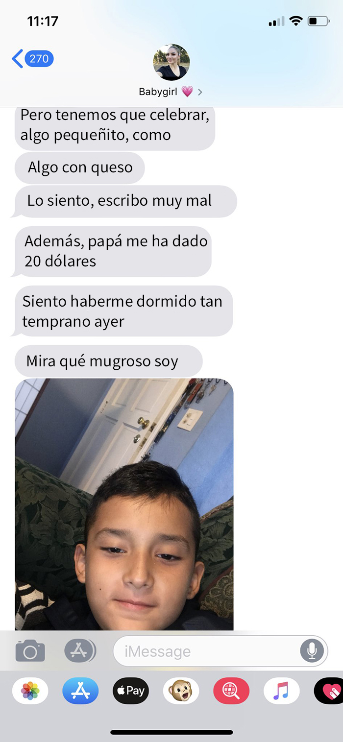 Este hermanito escribe al novio de su hermana desde el móvil de ella y los adorables mensajes se vuelven virales