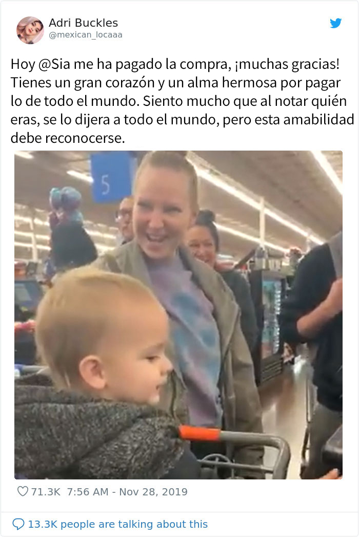 Esta mujer pagó la compra de todo el mundo en Walmart, afirmando haber ganado la lotería, y resultó ser Sia