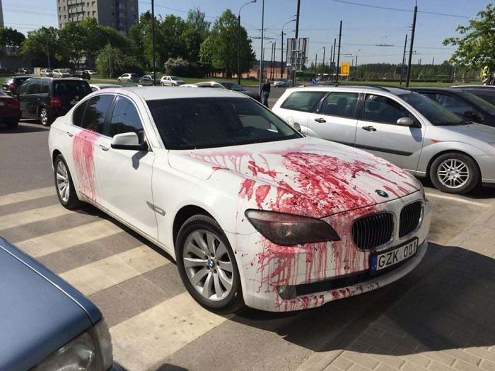 Medio Coche En Plaza De Minusválidos Y La Otra Mitad En El Paso De Cebra. A Alguien Le Cabreó Tanto Que Le Vació Un Tarro De Mermelada
