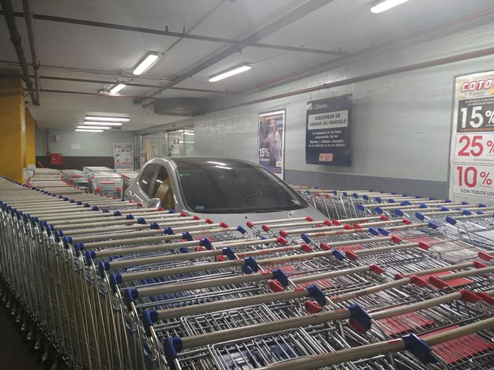 Aparcó Donde No Debía, Y El Personal Del Supermercado Se Vengó
