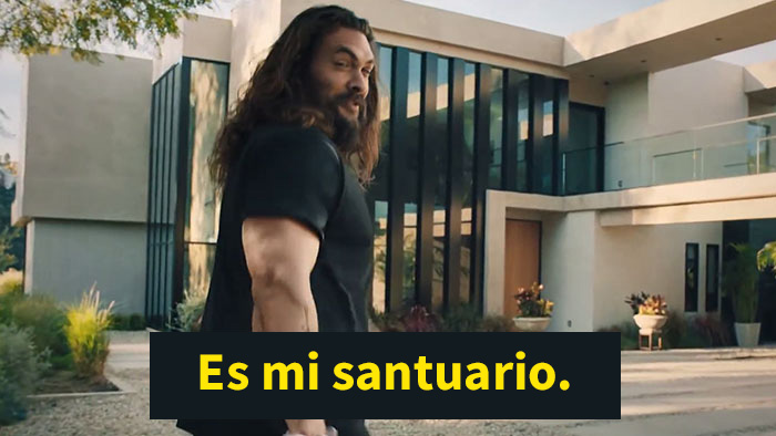 Jason Momoa se quita los músculos y el pelo en un curioso anuncio durante la Superbowl