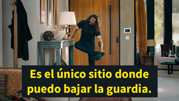 Jason Momoa se quita los músculos y el pelo en un curioso anuncio durante la Superbowl