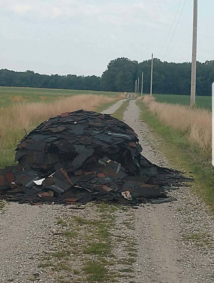 Alguien Dejó Aquí Tirados Los Restos Tras Arreglar Su Tejado, En Medio De Una Carretera Campestre