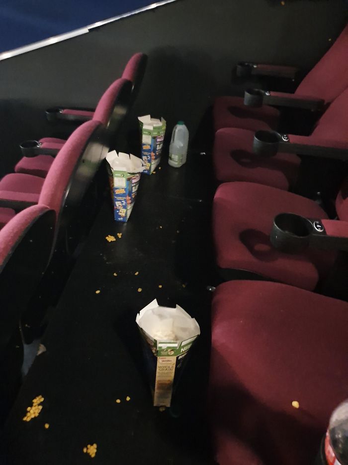 Trabajar En El Cine Y Tener Que Limpiar Esto. Las Cajas Estaban Aún Medio Llenas De Cereales Empapados En Leche