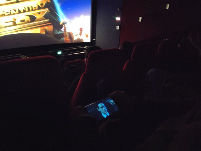 Este Hombre Viendo Netflix En El Cine, Y Sin Auriculares