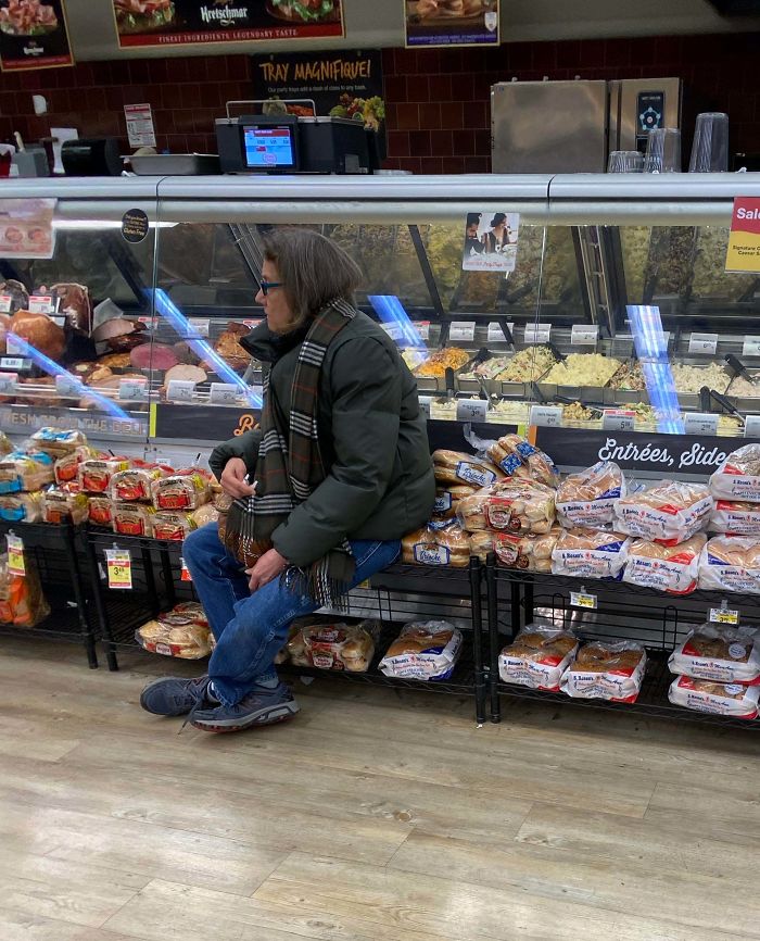Esta Mujer Pensó Que Era Buena Idea Sentarse Sobre Los Bollos De Pan Y Luego Se Puso A Gritarme Porque Le Quité Su Sitio En La Cola