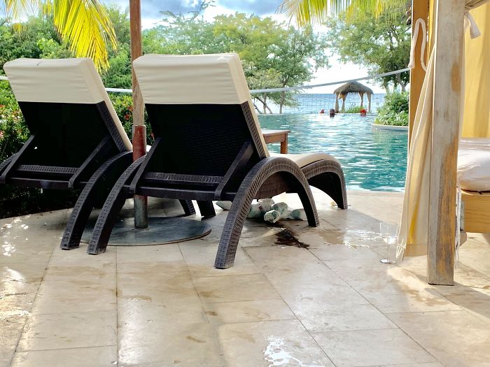 ¿pañales Sucios? Escóndelos Bajo Las Tumbonas De La Piscina Del Hotel
